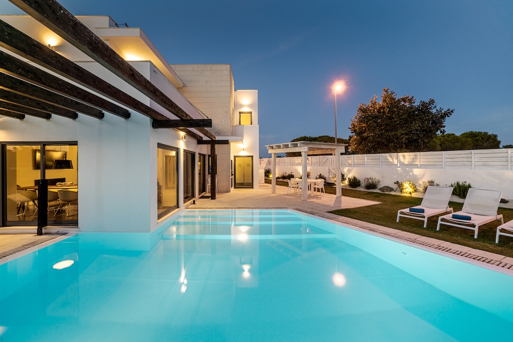 Comment la piscine influe sur le prix de vente d'une maison